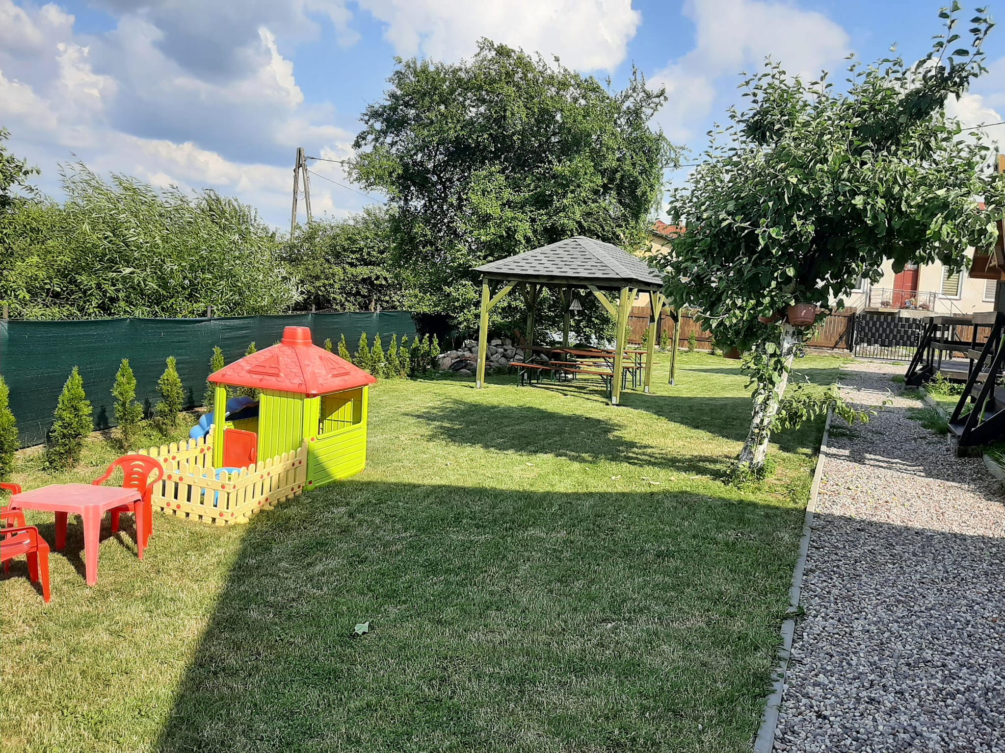 Ogrodek przy domkach